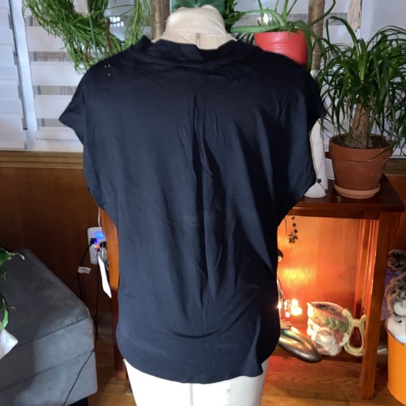 Cleo NWT size M black cap sleeve, v-neck top - Picture 3 of 7